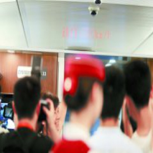 雨中九分钟＂复兴号＂提速350 30分钟北京到天津