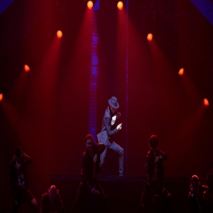 王一博黑色西装搭配黑色礼帽矜贵优雅