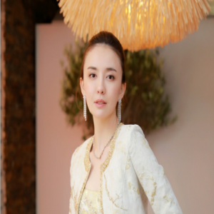 吕佳容米兰时装周大片曝光 蕾丝金绣典雅华贵