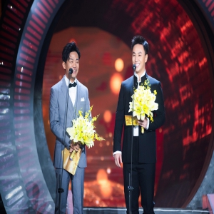 释小龙担任百合奖颁奖嘉宾 寄语儿童发扬中国功夫