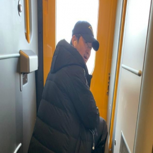 吴京坐火车回家没抢到票 搬小板凳坐过道笑翻网友