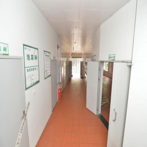 成都七中实验学校食品事件爆发的头4天：家长被质疑卧底学校食堂