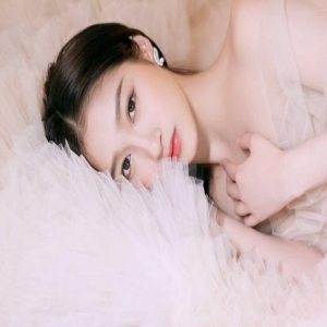 关晓彤为鹿晗庆生后高调走红毯 一袭裸色拖尾长裙